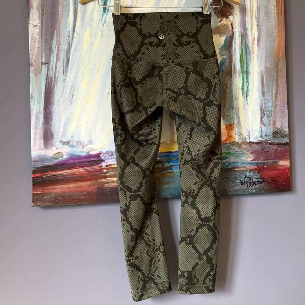 Lululemon Size 2 Army Green Black Snake Print Crop Leggings EXCELLENT - Picture 2 of 11